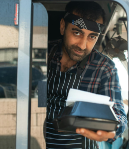 man delivering single serving food; best meal delivery for singles