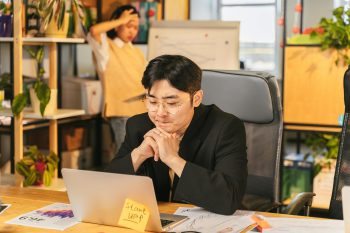 entrepreneur siting at desk looking at computer; Personal Financial Mistakes Entrepreneurs Don’t Notice Until Too Late