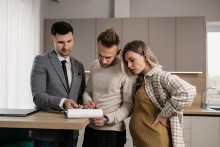 mama with a bump talking to financial advice; Financial Checklist for Every New Parent