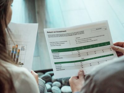 papers working on investment returns; Roth IRA vs Traditional IRA